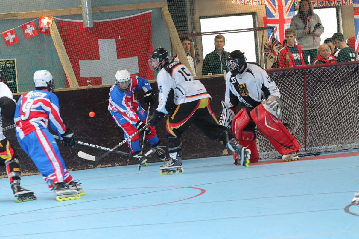Icon eines Inlineskates mit Hockeyschläger und Ball