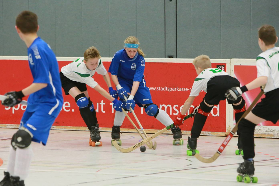 Icon eines Rollschuhs mit Hockeyschläger und Puck